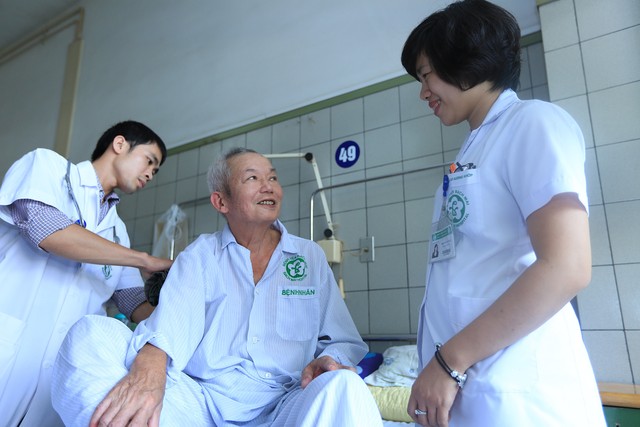 Người bệnh đã được đón nhận nụ cười và sự niềm nở của cán bộ y tế