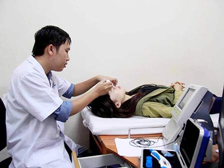Thuốc nhỏ mắt cần được cất giữ nơi khô mát. Ảnh: Hoàng Triều