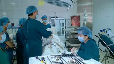 E kíp đang thực hiện ca phẫu thuật cắt thận bằng phương pháp nội soi