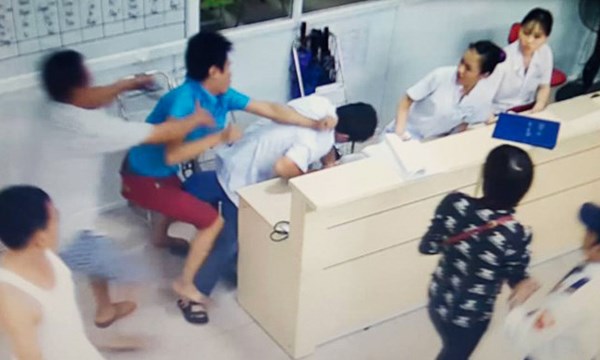 Bệnh nhân Đỗ Văn Bình- mặc áo xanh đang nằm trên cáng đã vùng dậy đánh bác sĩ của Khoa Cấp cứu- BV Việt Tiệp, Hải Phòng