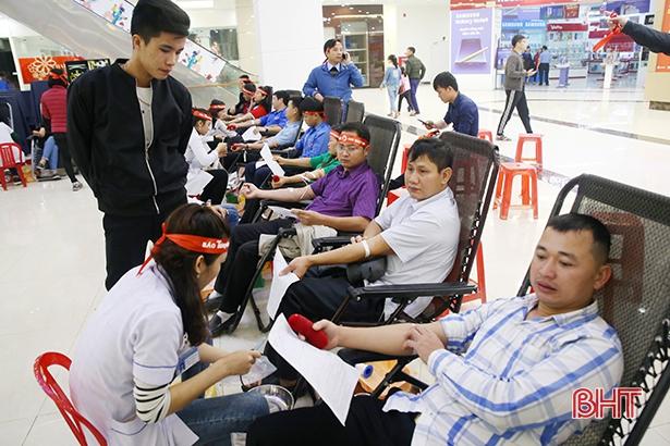 1.500 cán bộ, đoàn viên Hà Tĩnh tham gia ngày “Chủ nhật đỏ” hiến máu cứu người