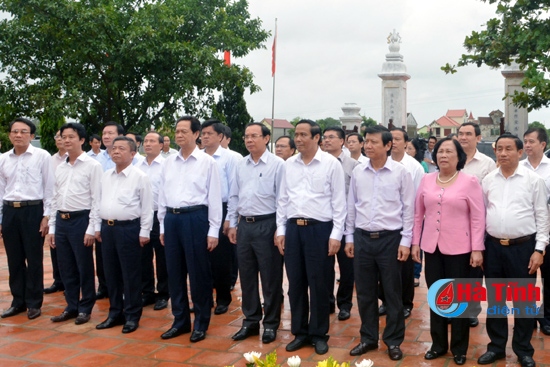 Thủ tướng Nguyễn Tấn Dũng dâng hương Khu lưu niệm Nguyễn Du