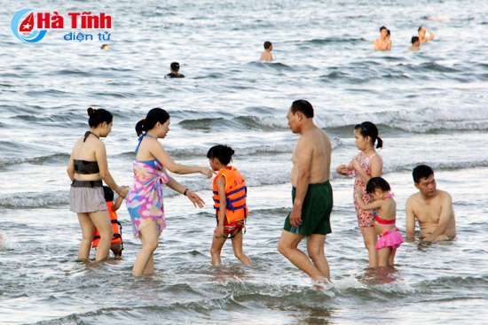 du lich bien ha tinh du khach tang thap len hy vong