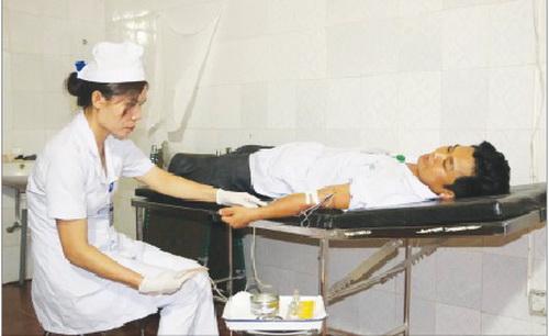 Điều dưỡng Trần Văn Khoát giữa đêm ngày Tết vẫn đến bệnh viện hiến máu cứu sống người bệnh.