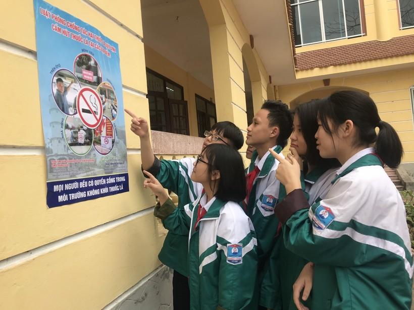 Học sinh Trường THPT Cẩm Bình (huyện Cẩm Xuyên) nói không với hút thuốc lá tại trường học.