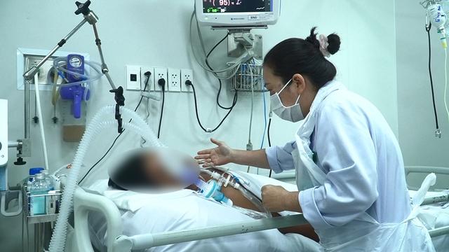 Bác sĩ Bệnh viện Chợ Rẫy nỗ lực cứu chữa 2 bệnh nhân bị ngộ độc botulinum - Ảnh 1.