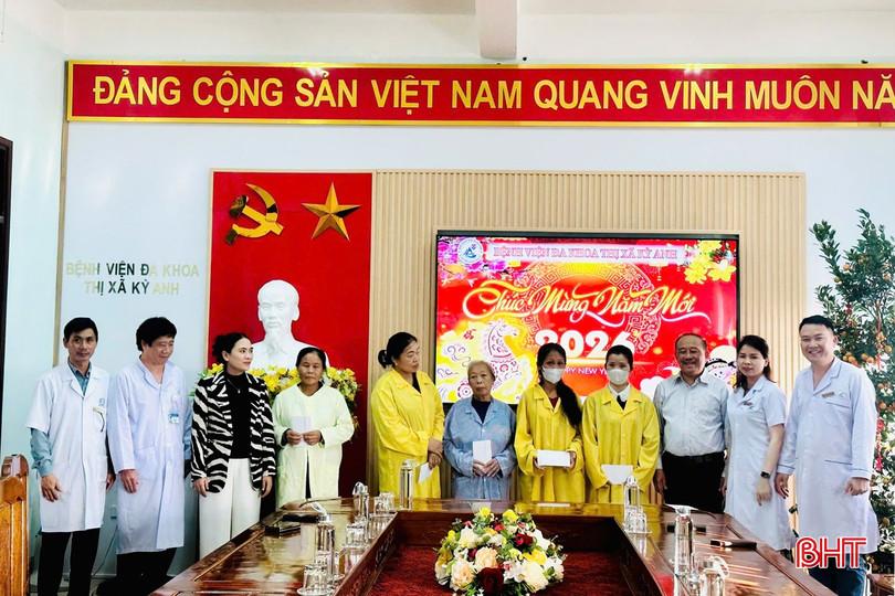 Nhiều bệnh nhân nghèo được trao tặng các suất quà và cảm nhận được không khí Tết. bqbht_br_7a.jpg