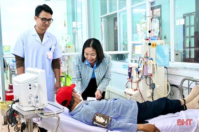 Sự quan tâm, chăm lo của các cơ sở y tế và các nhà hảo tâm đã tiếp thêm niềm tin, nghị lực để bệnh nhân vững vàng vượt qua bệnh tật, hướng tới một năm mới với nhiều hy vọng. bqbht_br_8a.jpg