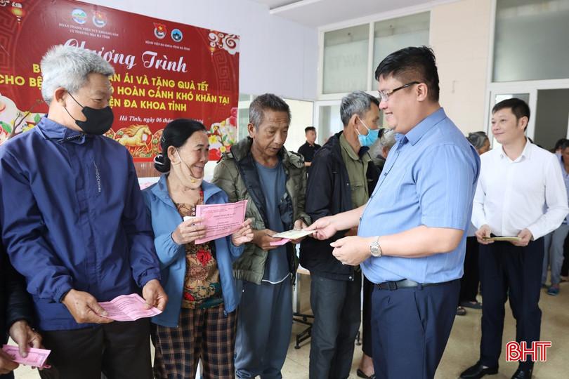 Tổng Công ty Khoáng sản thương mại Hà Tĩnh trao tặng các suất quà cho bệnh nhân nghèo tại BVĐK tỉnh. bqbht_br_4a.jpg