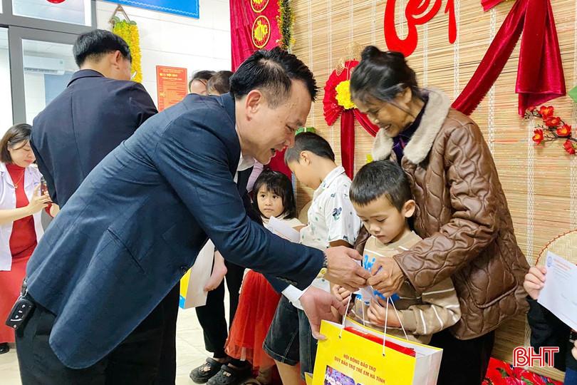 Các tổ chức, cá nhân trao các suất quà Tết cho người bệnh tại Bệnh viện PHCN Hà Tĩnh. bqbht_br_9a.jpg