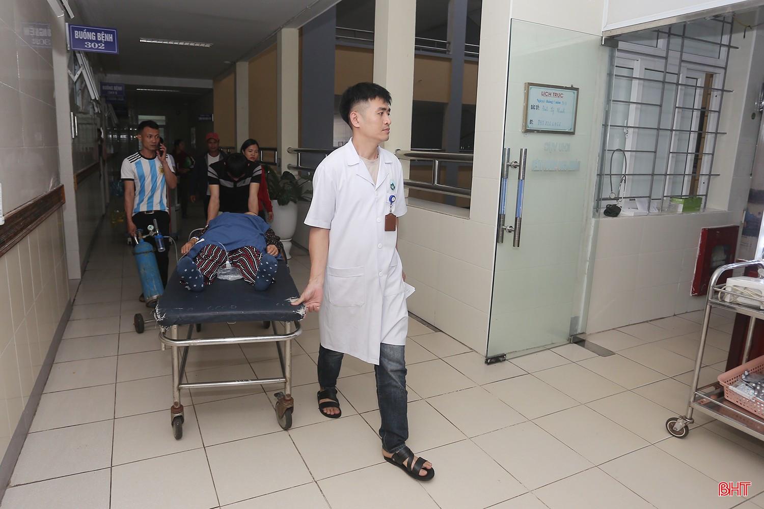 Trong kỳ nghỉ Tết, Bệnh viện Đa khoa tỉnh đã chủ động xây dựng kế hoạch, bố trí đội ngũ y bác sĩ trực Tết, chăm sóc, thăm khám cho bệnh nhân. Sự sắp xếp khoa học này không chỉ giúp xử lý kịp thời các tình huống cấp cứu ngoại khoa, nội khoa diễn biến phức tạp mà còn khẳng định tinh thần trách nhiệm, tính kỷ luật nghiêm minh của người thầy thuốc trước sức khỏe và tính mạng của Nhân dân.