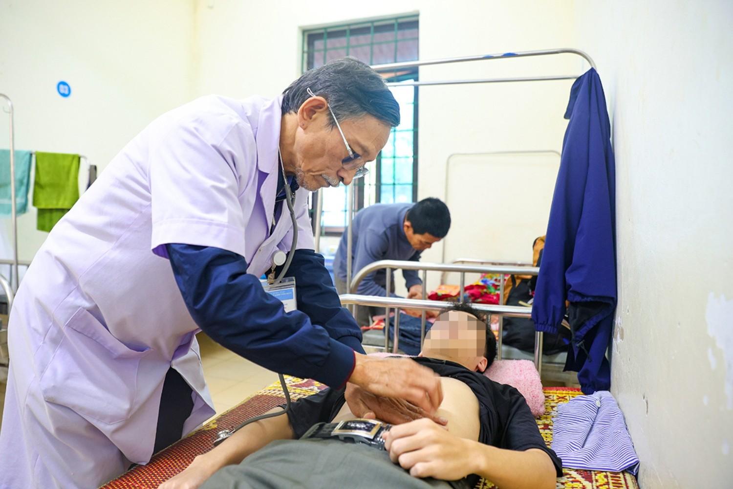 Sau khi về hưu, bác sĩ Trần Hậu Anh chọn tiếp tục làm việc tại Bệnh viện Sức khỏe Tâm thần Hà Tĩnh. 3ed.jpg