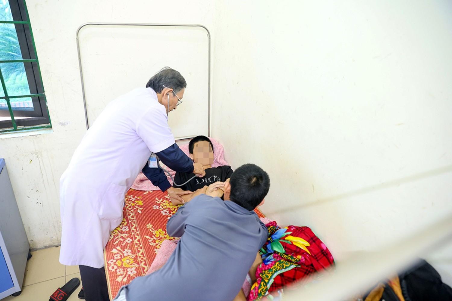 Bác sĩ Trần Hậu Anh chọn lĩnh vực tâm thần, nơi mà người bệnh không chỉ đau ở cơ thể mà còn chênh vênh trong chính tâm trí mình. 12qu.jpg