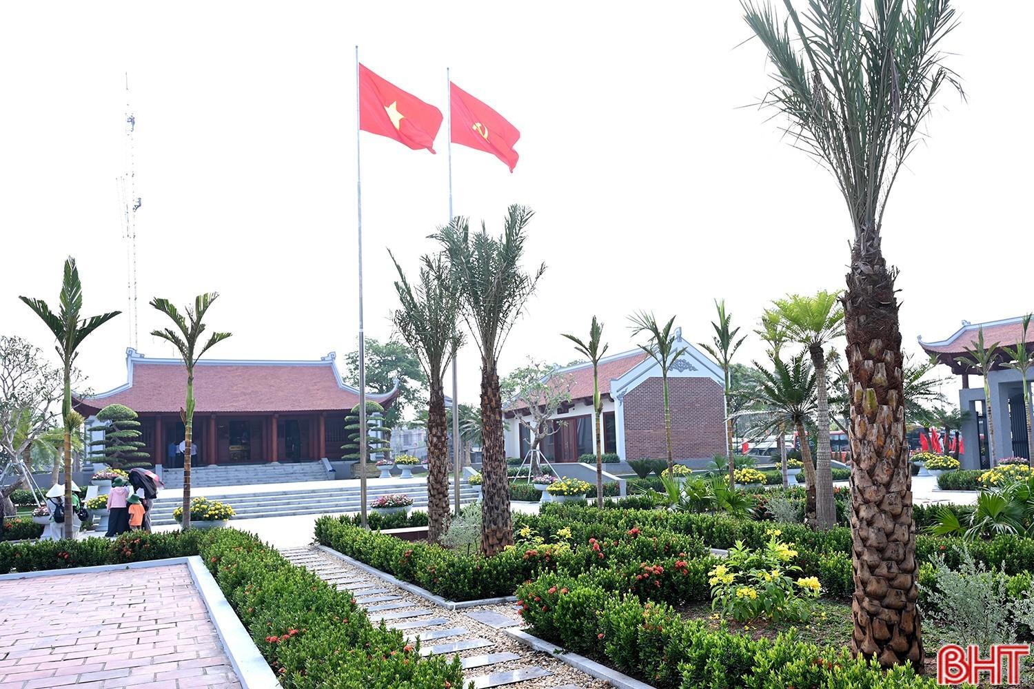 Cùng với hoạt động dâng hương, du khách cũng tham quan các hạng mục, công trình, kỷ vật, hiện vật trong Khu lưu niệm Tổng Bí thư Hà Huy Tập. Ông Nguyễn Ngọc Lợi (tổ dân phố Tuy Hòa, phường Thành Sen) chia sẻ: “Tôi đã nhiều lần đến tham quan tại Khu lưu niệm Hà Huy Tập, nhưng lần này thực sự chứng kiến những thay đổi lớn. Không gian được chỉnh trang khang trang, các hạng mục trưng bày bài bản, giúp người tham quan dễ dàng tiếp cận thông tin, hiểu sâu sắc hơn về cuộc đời và sự nghiệp của đồng chí Tổng Bí thư. Mỗi lần trở lại là một lần thêm tự hào và xúc động.”