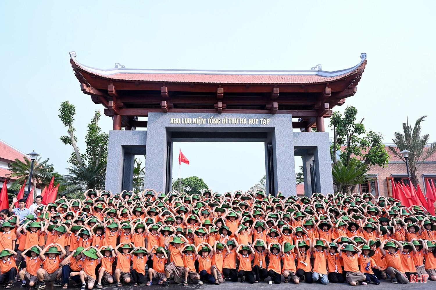 Ông Ngô Đức An - Phó Trưởng ban phụ trách BQL Khu di tích Tổng Bí thư Hà Huy Tập cho hay: "Trong dịp cao điểm kỷ niệm ngày sinh Tổng Bí thư Hà Huy Tập và các ngày lễ sắp tới, BQL Khu di tích đã chủ động bố trí lực lượng túc trực thường xuyên, chuẩn bị đầy đủ các điều kiện, bảo đảm đón tiếp, phục vụ chu đáo các đoàn về dâng hương, tri ân. Bên cạnh đó, công tác chỉnh trang cảnh quan, vệ sinh môi trường cũng được tăng cường; chú trọng nâng cao chất lượng thuyết minh, góp phần giúp du khách hiểu sâu sắc hơn về cuộc đời, sự nghiệp và những cống hiến của đồng chí Hà Huy Tập".