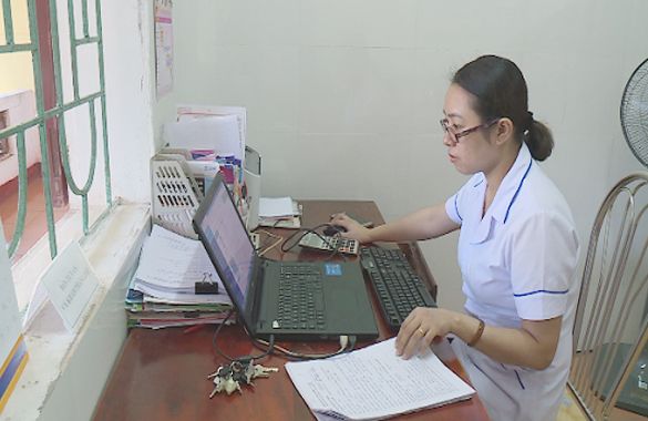 Cán bộ Trung tâm YTDP thành phố Hà Tĩnh nhập dữ liệu hồ sơ sức khỏe điện tử