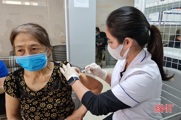 95% người dân Hà Tĩnh từ 18 tuổi trở lên tiêm đủ 2 mũi vắc-xin phòng COVID-19