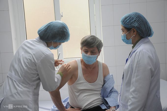 Phó Thủ tướng Vũ Đức Đam tiêm thử vaccine Nano Covax