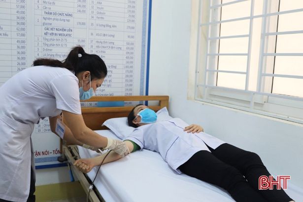 2 nữ điều dưỡng BVĐK TP Hà Tĩnh hiến máu cứu bệnh nhân nguy kịch