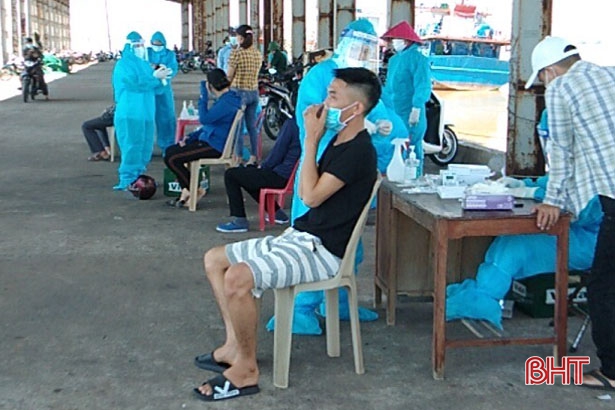 Nghi Xuân lấy mẫu test nhanh COVID-19 cho gần 700 người dân xã Xuân Hội