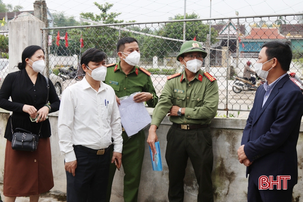 Lấy mẫu test nhanh COVID-19 cho hơn 200 người dân xã Xuân Lam
