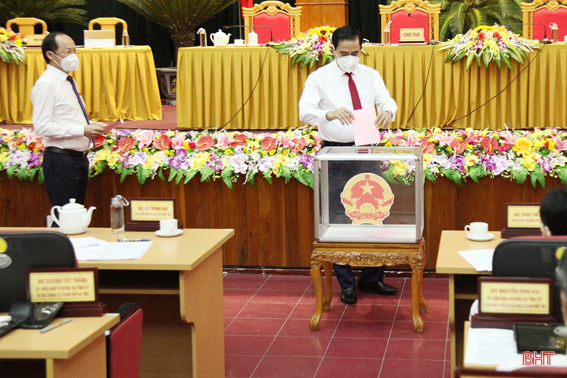 Ông Hoàng Trung Dũng tái đắc cử Chủ tịch HĐND tỉnh Hà Tĩnh khóa XVIII