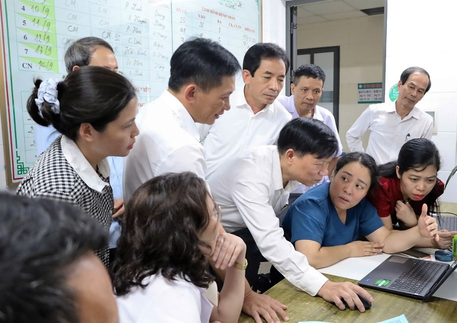 Các cơ sở y tế đều trang bị ki ốt tự động, tạo thuận lợi cho người dân trong việc đăng ký khám, chữa bệnh. bqbht_br_nq-71a.jpg