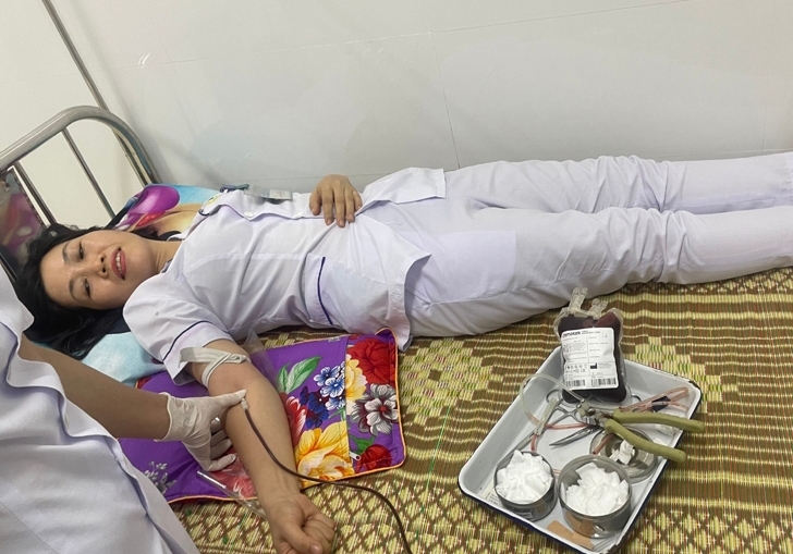 2 nữ cán bộ Trung tâm Y tế Hồng Lĩnh kịp thời hiến máu cứu người