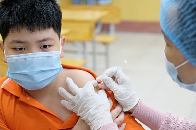 Phó Thủ tướng yêu cầu đẩy nhanh tiến độ tiêm vaccine COVID-19 cho trẻ từ 5 đến dưới 12 tuổi