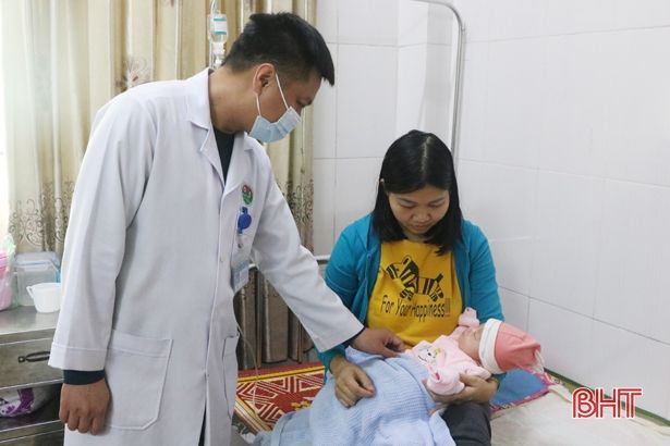 BVĐK Hà Tĩnh phẫu thuật cấp cứu bệnh nhi 1 tháng tuổi bị thoát vị bẹn