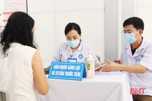 62% người từ 18 tuổi trở lên ở Hà Tĩnh đã tiêm mũi nhắc lại lần 1 vắc-xin phòng COVID-19