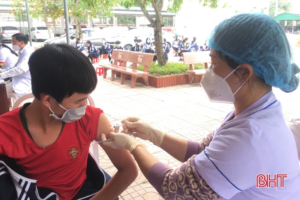 Hà Tĩnh tiêm an toàn vắc-xin phòng COVID-19 cho người từ 15 đến dưới 18 tuổi