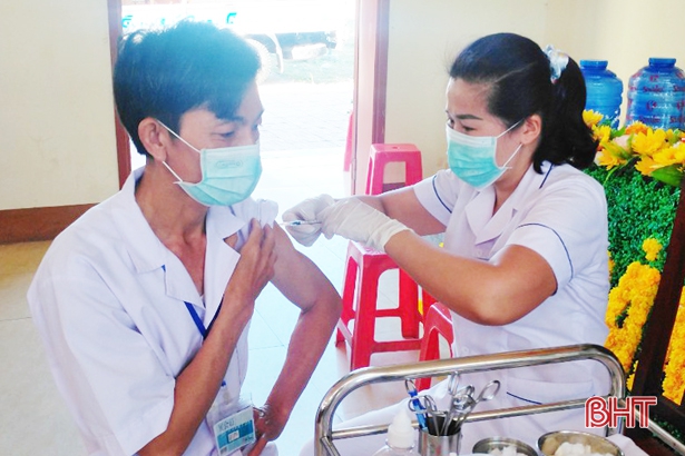 62% người từ 18 tuổi trở lên ở Hà Tĩnh đã tiêm mũi nhắc lại lần 1 vắc-xin phòng COVID-19