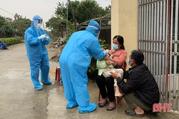 Bị ho, sốt, một người dân ở Hà Tĩnh đi khám, được phát hiện bị nhiễm COVID-19