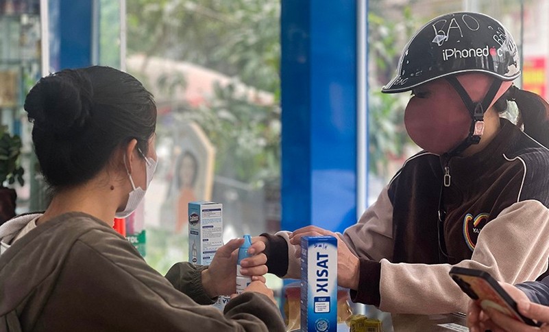 Thời tiết chuyển mùa, nhiều người chủ động mua các loại nước sát khuẩn để bảo vệ đường hô hấp. bqbht_br_1.jpg