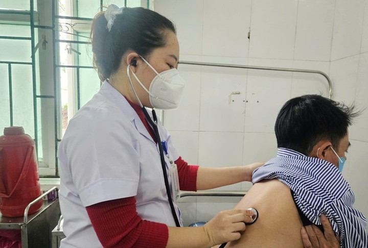 Bác sĩ Bệnh viện Phổi Hà Tĩnh thăm khám cho một bệnh nhân mắc COPD phải nhập viện điều trị do thời tiết thay đổi. bqbht_br_phoi-tac-nghen-1a.jpg