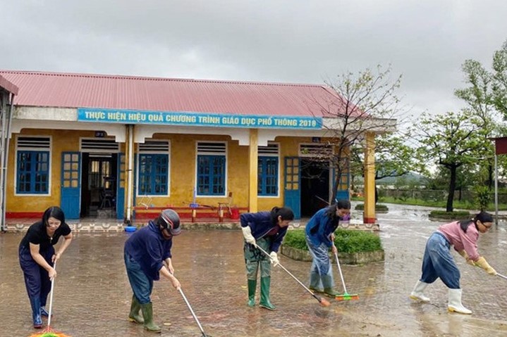Các trường học tại phường Vũng Áng ra quân vệ sinh môi trường, thu gom rác thải sau khi nước lũ rút. bqbht_br_image-132.jpg