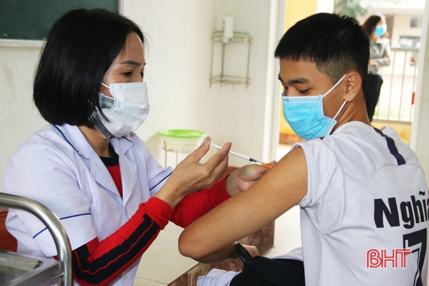 Hà Tĩnh: 93% người từ 12 đến dưới 18 tuổi tiêm đủ 2 mũi vắc-xin phòng COVID-19