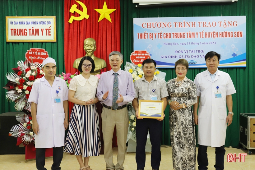 GS.TS Đào Văn Long tặng máy siêu âm hiện đại cho Trung tâm Y tế Hương Sơn