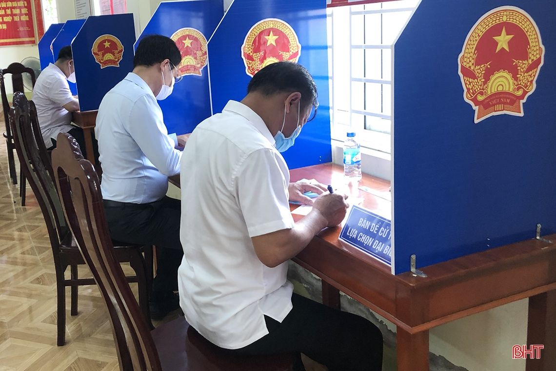 Cử tri Hà Tĩnh náo nức bỏ phiếu chọn người đại biểu Nhân dân