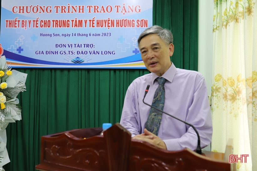 GS.TS Đào Văn Long tặng máy siêu âm hiện đại cho Trung tâm Y tế Hương Sơn