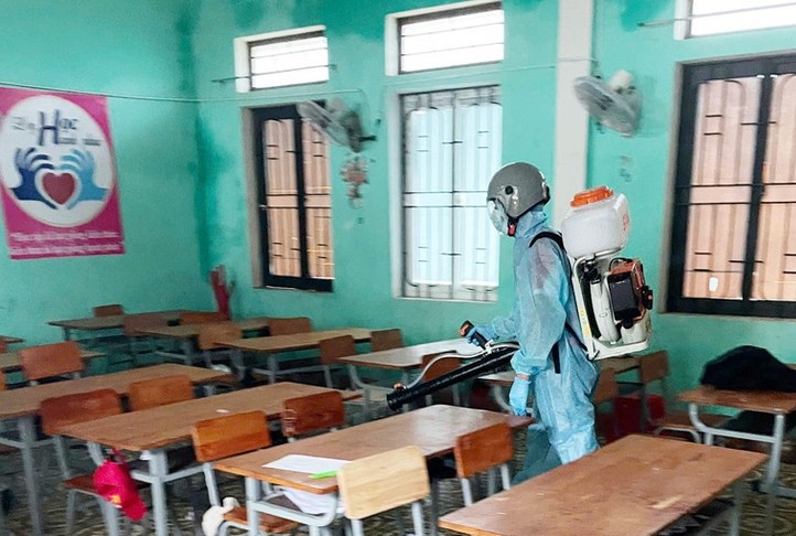 Phun hóa chất tiêu độc, khử trùng tại các lớp học bị ngập. bqbht_br_vung-ang-1a.jpg