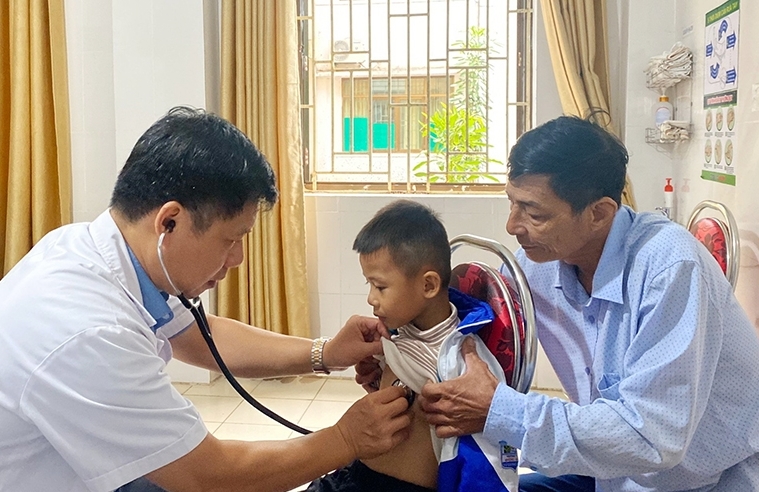 Hơn 800 trẻ em Vũ Quang được khám sàng lọc bệnh tim miễn phí