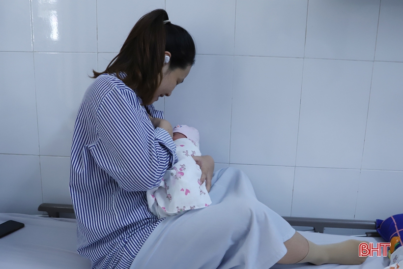 Phụ nữ Hà Tĩnh được tư vấn, hướng dẫn cách nuôi con bằng sữa mẹ