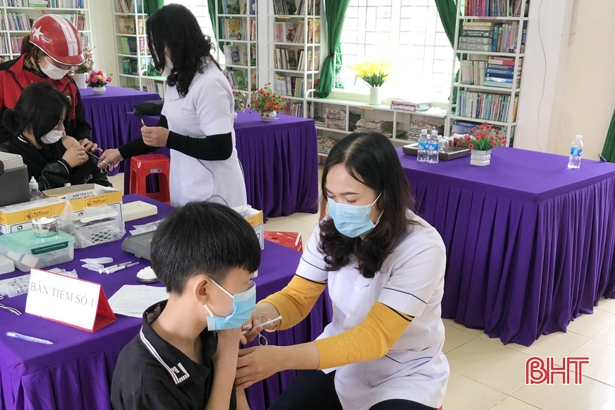 PGĐ Sở Y tế Hà Tĩnh: Phụ huynh nên cho con tiêm vắc-xin phòng COVID-19 để bảo vệ sức khỏe của trẻ