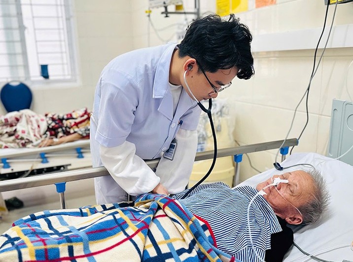 Chuyển mùa, người già là đối tượng dễ bị virus, vi khuẩn tấn công. bqbht_br_img-3506.jpg