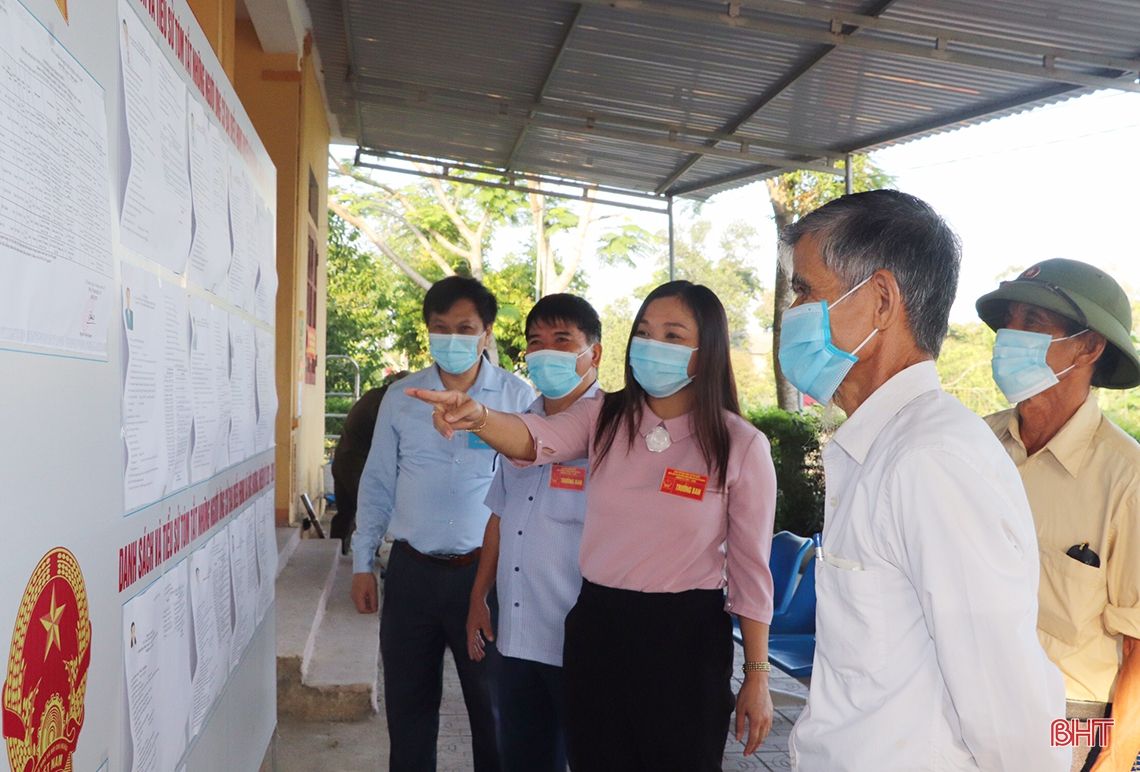 Cử tri Hà Tĩnh náo nức bỏ phiếu chọn người đại biểu Nhân dân