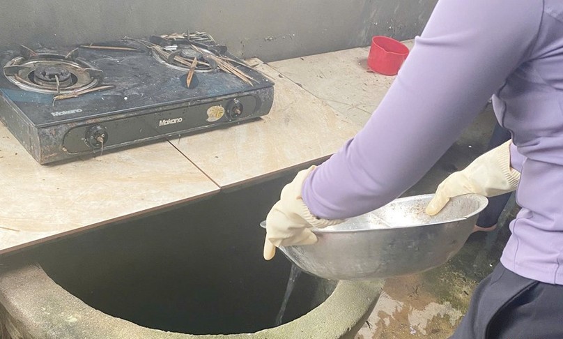 Cán bộ y tế tiến hành hỗ trợ người dân làm sạch nguồn nước sinh hoạt ngay khi nước lũ rút. bqbht_br_vung-ang-3a.jpg