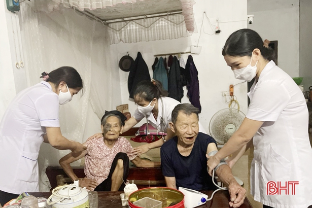 Người già, người đi lại khó khăn đã có cán bộ y tế Hà Tĩnh về tận nhà tiêm vắc-xin phòng COVID-19