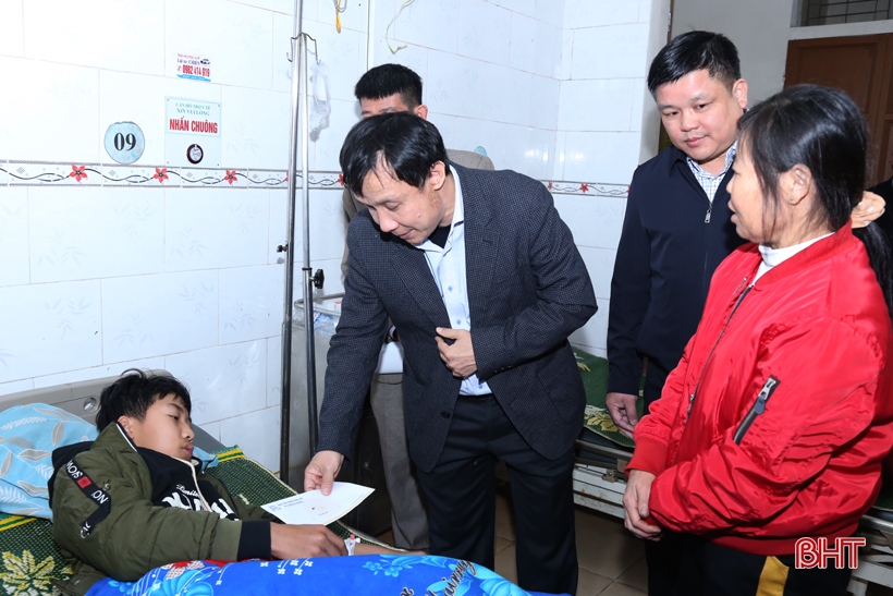 Giám đốc Bệnh viện Trung ương Huế tiếp tục khảo sát thực trạng y tế tại Hà Tĩnh